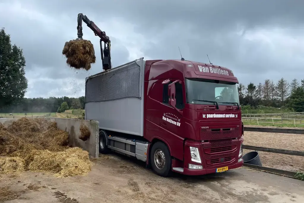 Paardenmest afvoeren