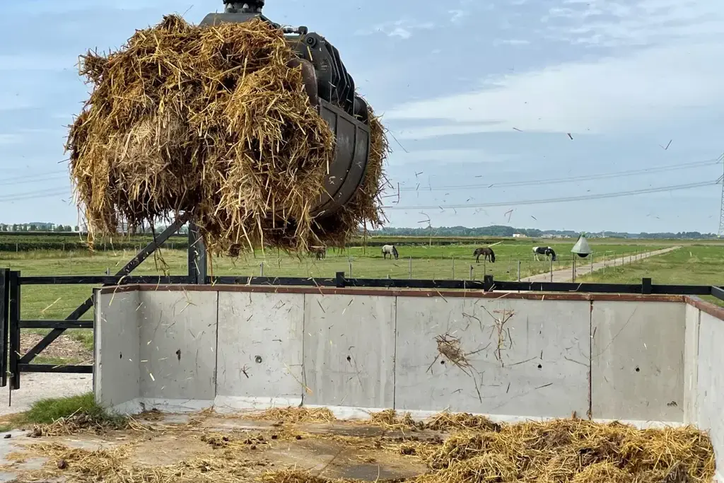 Paardenmest afvoeren