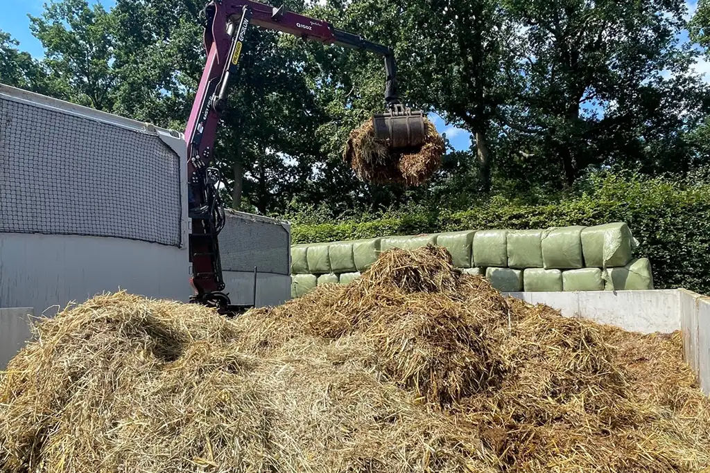 Paardenmest afvoeren